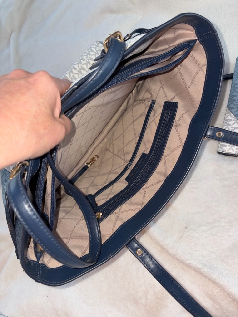 MICHAEL KORS Voyager Bag & Wallet Like New!! - Picture 8 of 15